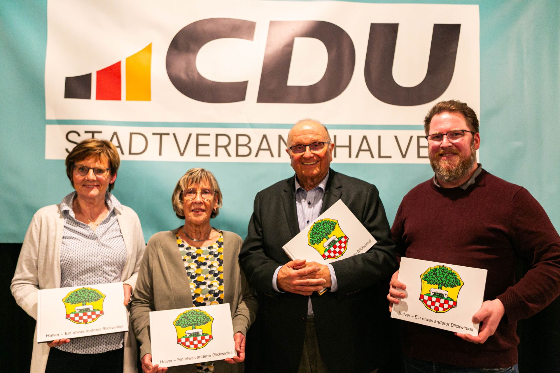 Sie wurden für beeindruckende 87 Jahre Engagement für die CDU im Rat der Stadt Halver geehrt (v.l.n.r): Monika Ebbinghaus, Angelika Goecke-Henneberg, Kurt Dietrich Neuhaus und Matthias Lauermann. Es fehlte Horst Höfer, der für sein langjährigen Einsatz ebenfalls geehrt wurde (Foto: CDU Halver)