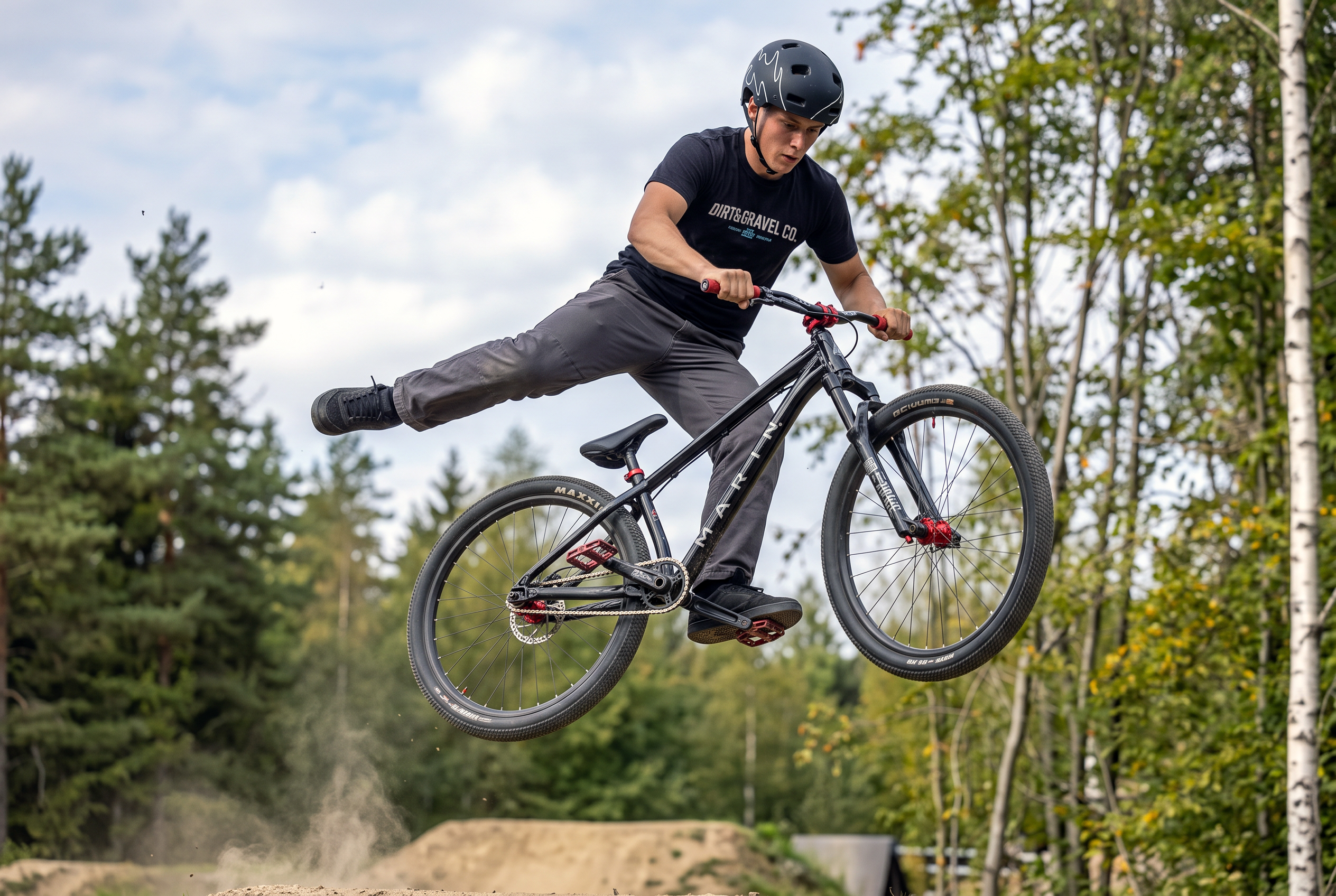 Mit viel Schwung in die H�he: Ein junger Fahrer nutzt die neuen Sprungelemente des Bikeparks an der Karlsh�he und zeigt, welche M�glichkeiten die moderne Anlage f�r Bike-Begeisterte bietet (Foto: CDU / AF)