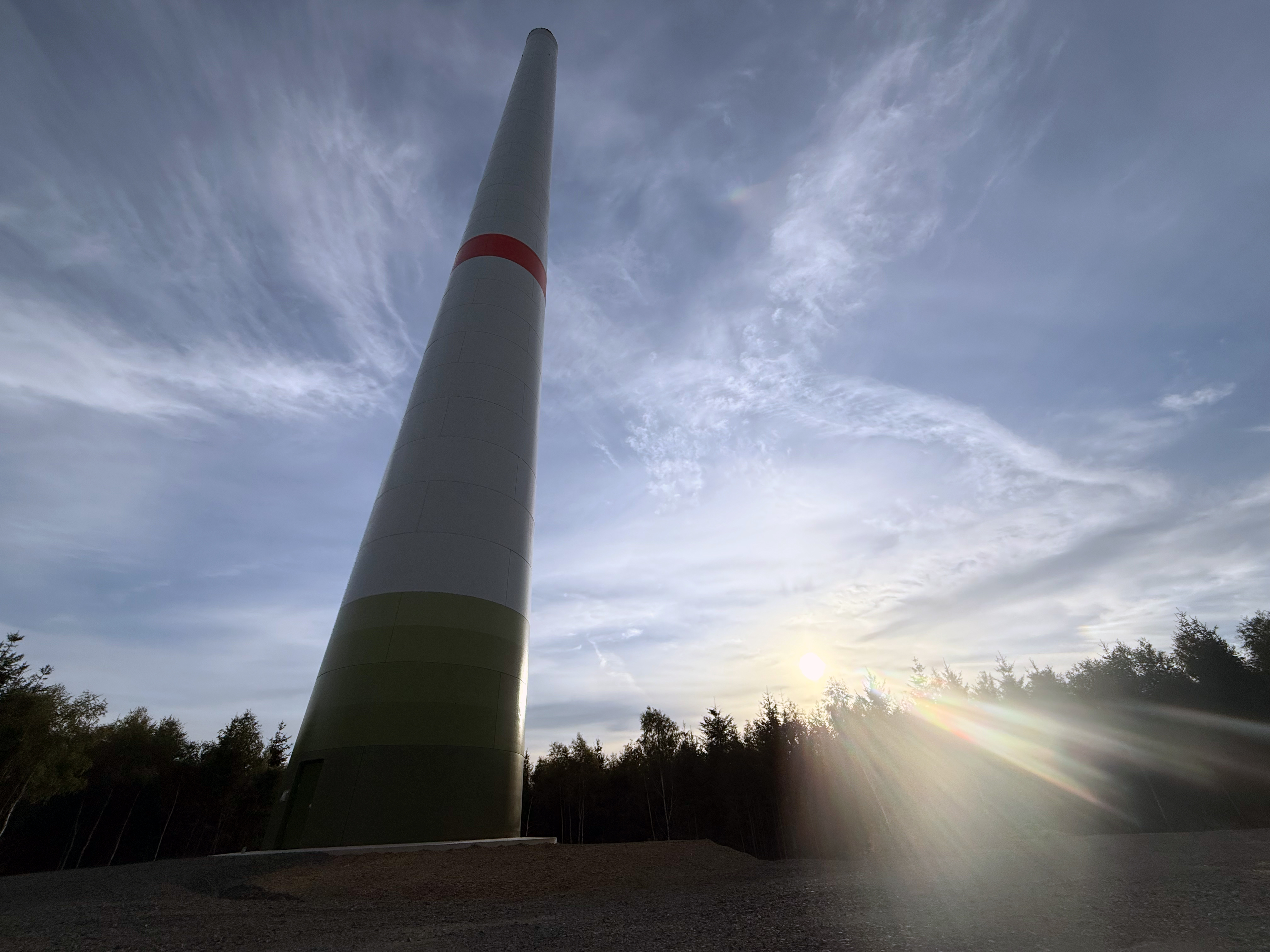 Die Windenergieanlage bei Schöneberge befindet sich bereits im Bau. Nach den aktuellen Planungen sollen in Halver bis zu 13 Windenergieanlagen entstehen. Aus Sicht der CDU ist diese Zahl deutlich zu hoch (Foto: CDU)