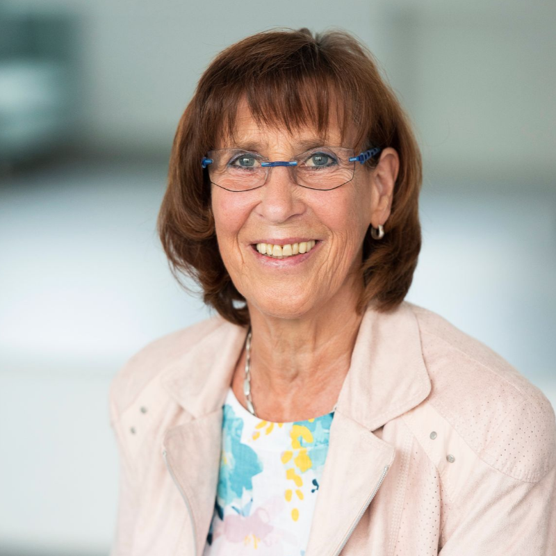  Angelika Goecke-Henneberg